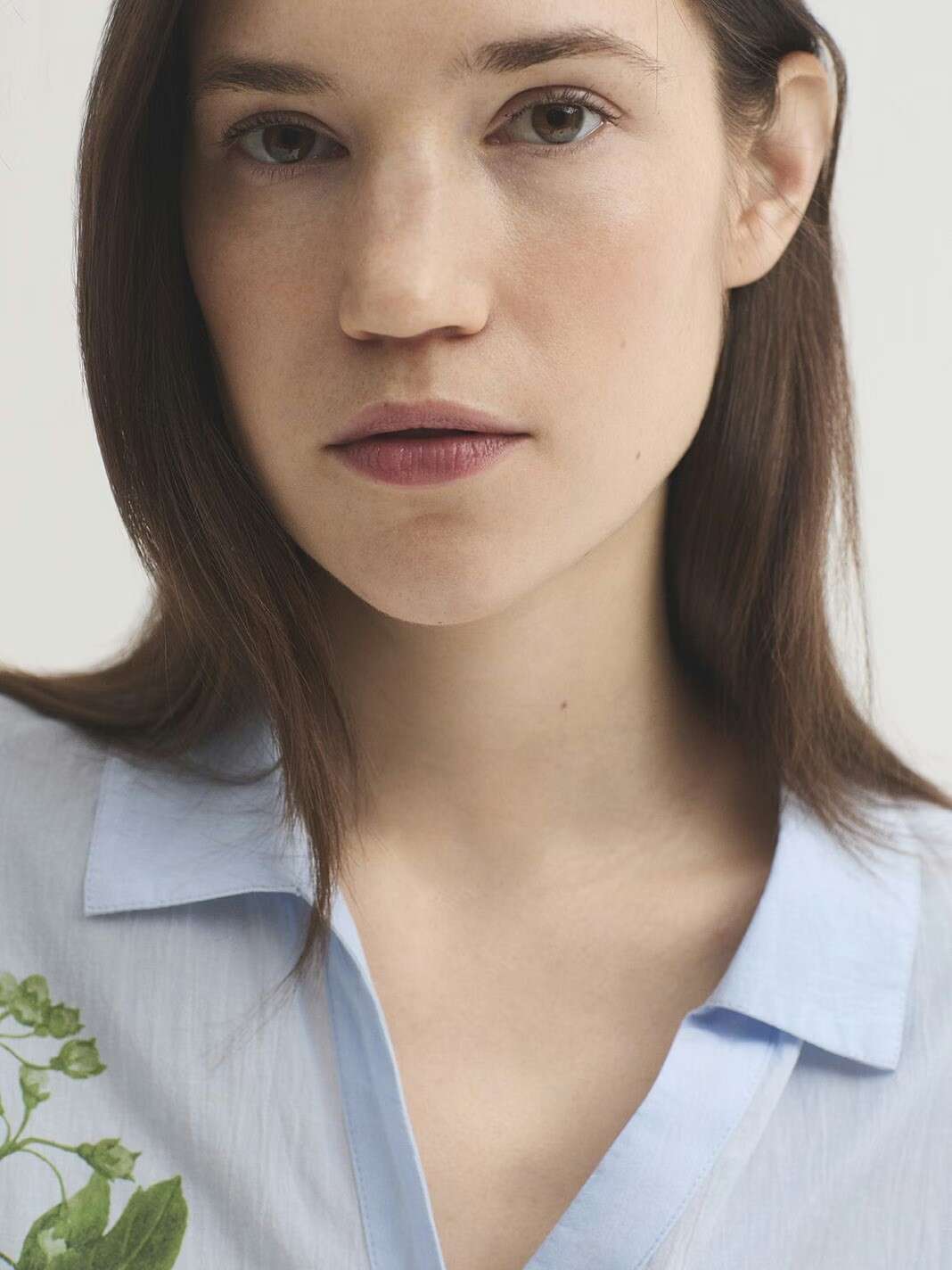 Camisa con flor posicionada - Imagen 4