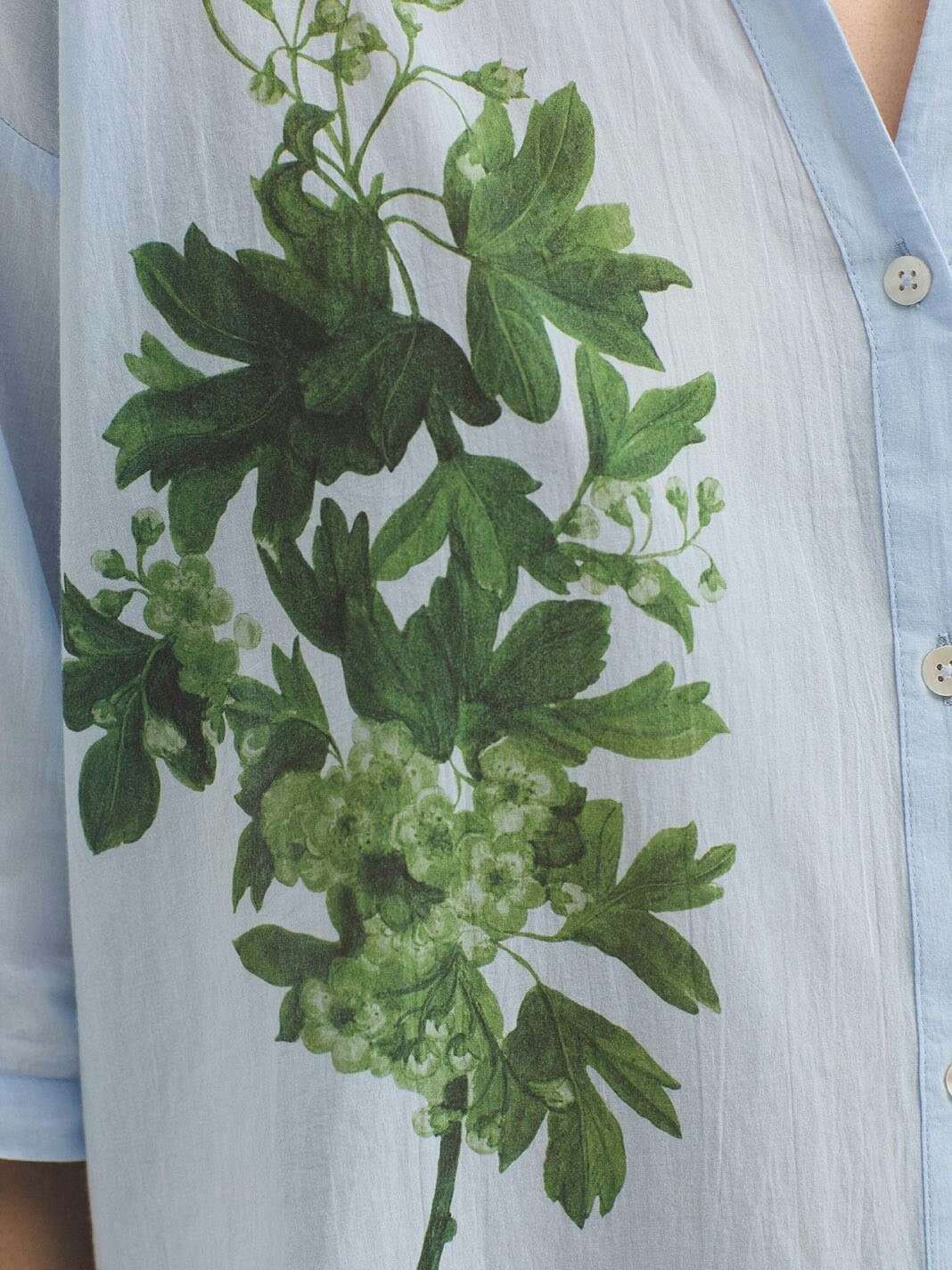 Camisa con flor posicionada - Imagen 3
